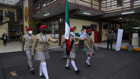 Niños de una secundaria técnica asisten a clases presenciales en Ciudad de México tras más de un año y medio de cierre por coronavirus. (EFE/ Sáshenka Gutiérrez).