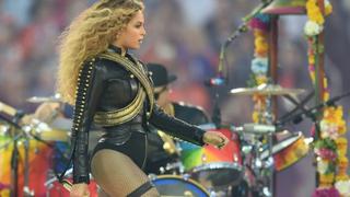 Beyoncé casi se cae durante su show en el Super Bowl [VIDEO]