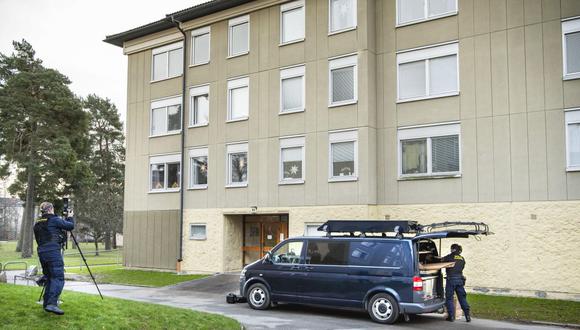 Técnicos de policía examinan un departamento en Haninge, Suecia. Según los diarios Expressen y Aftonbladet, una madre encerró a su hijo durante 28 años. (EFE/EPA/Claudio Bresciani).