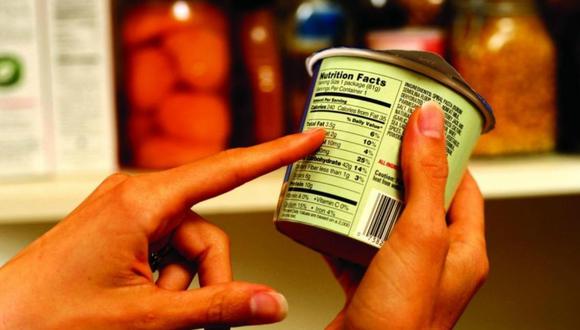 Dos de las propuestas legislativas pretenden reemplazar el sistema de etiquetado de los alimentos procesados aprobado por el Ministerio de Salud (Minsa), basado en la colocación de sellos, por uno que utiliza un sistema de semaforización nutricional. (Foto: archivo)