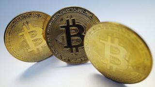Bitcoin opera cerca de récord máximo un día después de debut de ETF en EE.UU.