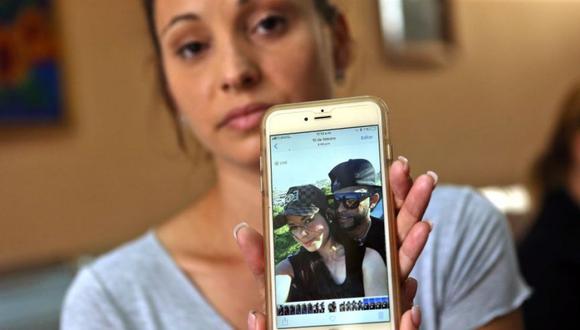 Maylín Díaz muestra una foto de su hermana Mailén, de 19 años, una de las sobrevivientes del desastre aéreo. (Foto: EFE)