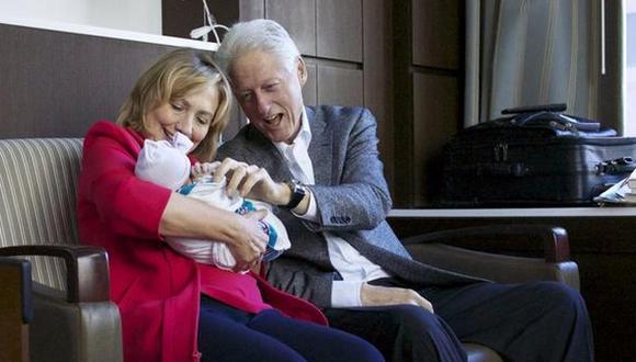 La primera foto de Hillary y Bill Clinton con su nieta