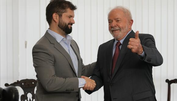 El presidente de Brasil, Luiz Inácio Lula da Silva, a la derecha, y el presidente de Chile, Gabriel Boric, posan para fotografías durante una reunión bilateral en el Palacio de Itamaraty el día después de la toma de posesión de Lula en Brasilia, Brasil.