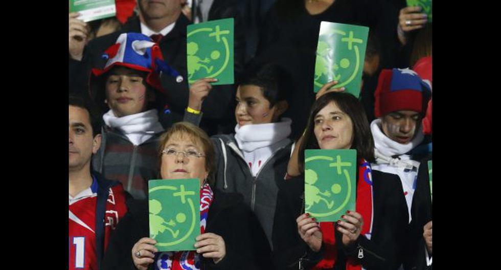 Bachelet presenció el partido de fútbol. (Foto: EFE)