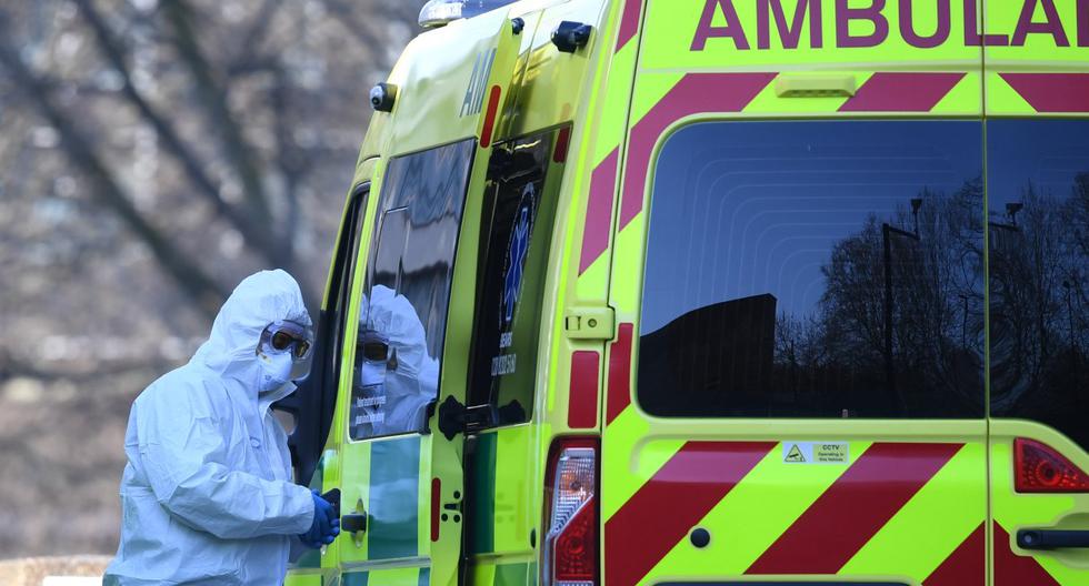 Imagen referencial de un miembro del servicio de ambulancia con equipo de protección contra el coronavirus en Londres, el 24 de marzo de 2020. (DANIEL LEAL-OLIVAS / AFP).