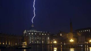Un rayo golpeó la Basílica de San Pedro el día en que renunció el Papa