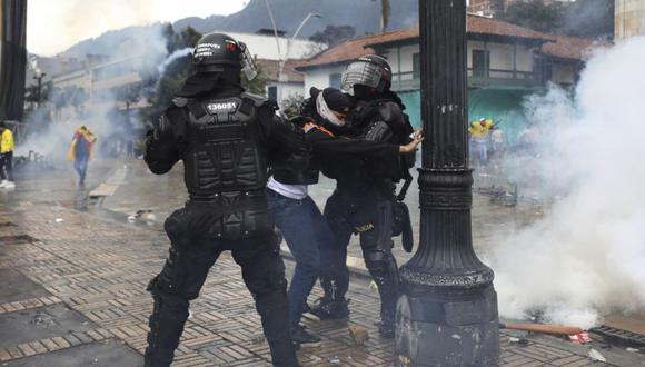 La policía detiene a un hombre durante una protesta contra el gobierno en Bogotá, Colombia. (Foto: AP / Fernando Vergara).