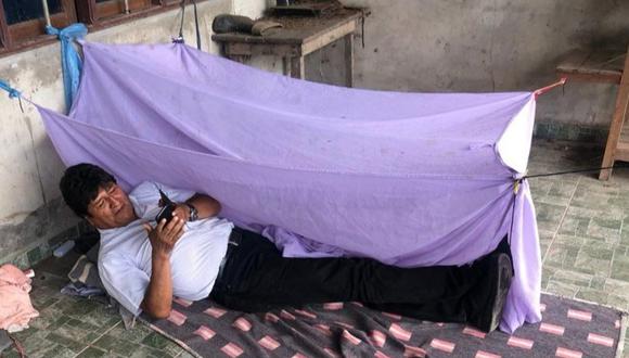 Morales publicó en Twitter una fotografía tumbado en el suelo sobre una manta, en un mensaje en el que agradeció el apoyo de “las federaciones del Trópico de Cochabamba”. (AFP)