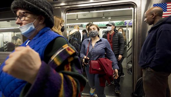 La gente entra y sale de un vagón del metro de la ciudad de Nueva York en medio de la pandemia de coronavirus. (EFE/EPA/JUSTIN LANE).
