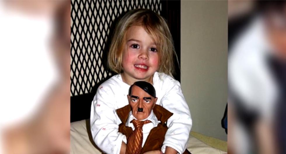 1. Pequeña carga feliz un muñeco de Hitler que le regaló su familia. (foto: captura)
