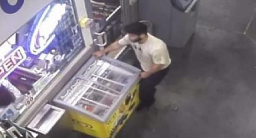Lo filman robándose un freezer lleno de helados. (Foto: Captura de YouTube)