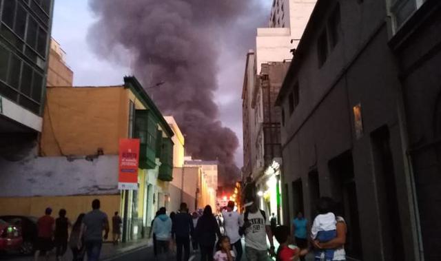 Un incendio de grandes proporciones se registra en un almacén de Mesa Redonda. (El Comercio)
