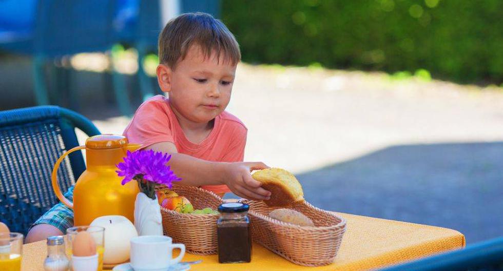 Los niños no deben ingerir snacks como papitas, frituras y alimentos chatarra, sino darle la bienvenida a las frutas y verduras. (Foto: Pixabay)