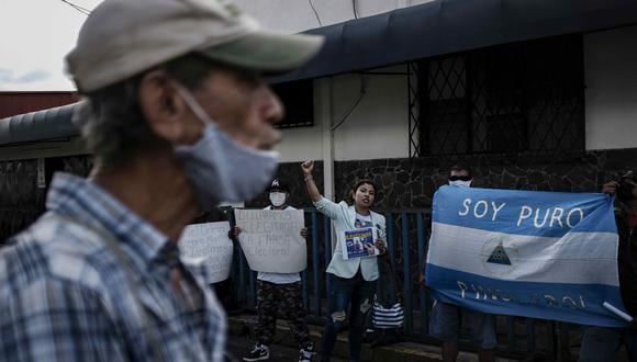 Nicaragüenses exiliados en Costa Rica realizan un plantón como protesta frente a la embajada de Nicaragua en rechazo al resultado de las elecciones que han dado victorioso a Daniel Ortega. (Foto: EFE)