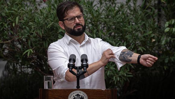 El presidente de Chile, Gabriel Boric, ofrece una conferencia de prensa con la prensa internacional en el Palacio Presidencial de La Moneda en Santiago, el 14 de marzo de 2022. (Foto de Martin BERNETTI / AFP)