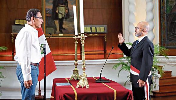 El presidente Martín Vizcarra tomó juramento en Palacio de Gobierno a Víctor Zamora Mesía. La ceremonia se realizó minutos después de la conferencia en que se anunció la salida de Hinostroza. (Foto: Presidencia de la República)
