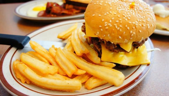 Una buena porción de papas fritas es el acompañamiento ideal de una hamburguesa, pero no es la única manera de comer este tubérculo. (Foto: Pixabay)