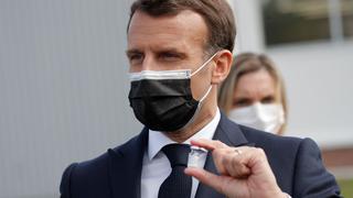 Emmanuel Macron recibe la dosis de refuerzo de la vacuna contra el coronavirus