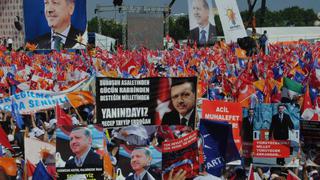 Turquía: Erdogan criticó a prensa extranjera y opositores ante miles de partidarios