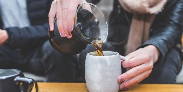 Puedes tomar café, pero lo mejor es hacerlo con moderación, al igual que el té o las bebidas energéticas. (Foto: Pixabay)