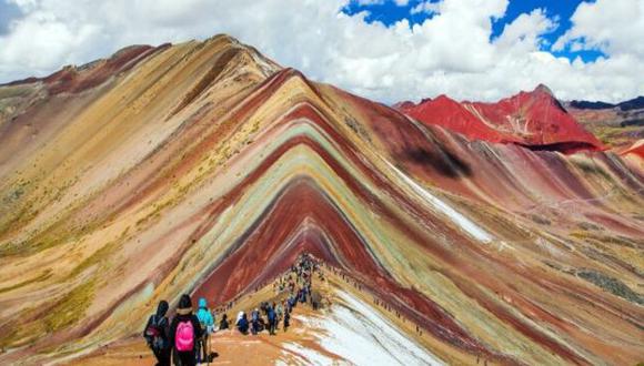 TikTok Viral: cómo reaccionó un español al encontrar gran cantidad de turistas en la Montaña de 7 colores. (Foto: Shutterstock)