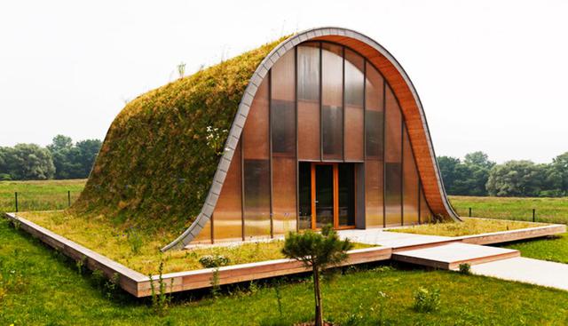 El arquitecto francés Patrick Nadeau diseñó esta singular casa cerca de Reims, Francia, cuya particularidad es su forma curva, similar a una colina.  (Foto: www.patricknadeau.com)