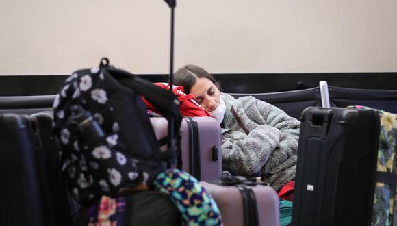 Una viajera descansa en la Terminal Internacional Tom Bradley del Aeropuerto Internacional de Los Ángeles en Los Ángeles, California, EE.UU. (Foto: EFE / EPA / CAROLINE BREHMAN).