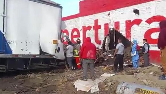 Unidad acabó destrozada tras impactar contra un muro. (Foto: Redes Sociales)