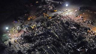 EE.UU. se agarra a un “milagro” en la fabrica destruida por un tornado con 110 personas dentro