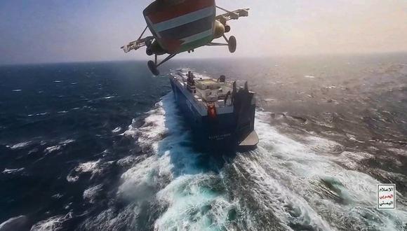 Un helicóptero hutí sobrevuela un buque de carga antes de ser capturado en el Mar Rojo el 21 de noviembre de 2023. (Foto: dpa/Archivo)