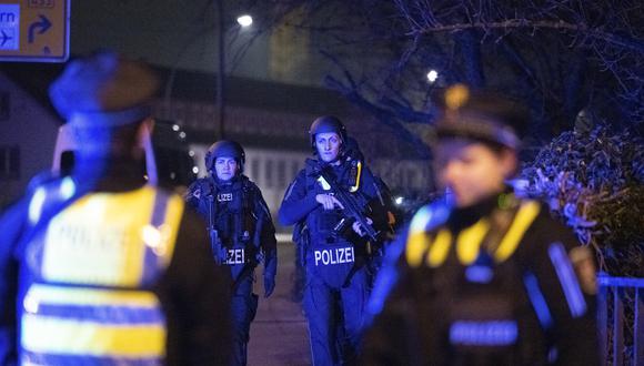 Policías fuertemente armados inspeccionan el área cerca de una iglesia de los Testigos de Jehová donde varias personas murieron en un tiroteo en Hamburgo, norte de Alemania, a fines del 9 de marzo de 2023. (Foto de Daniel Reinhardt / AFP)