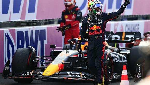 Red Bull Racing's Mexican driver Sergio Perez gives the thumb up after obtaining the fourth place in the Formula One Mexico Grand Prix qualifying session at the Hermanos Rodriguez racetrack in Mexico City on October 29, 2022. (Photo by CARLOS PEREZ GALLARDO / POOL / AFP)