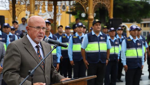 “Los derechos humanos que debemos respetar son los de los ciudadanos, que todos los días son amenazados robándoles su patrimonio”, dijo el alcalde de Surco.