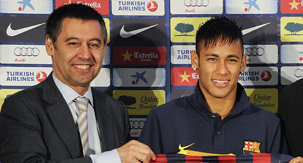 Neymar cuando fue presentado en el Barcelona por el propio Bartomeu. (Foto: Getty Images)