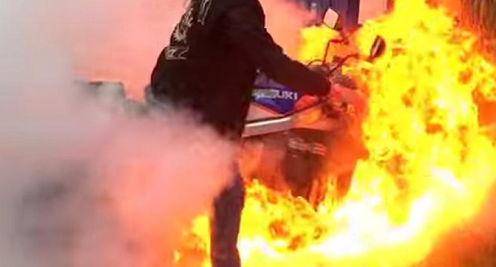 Mira la maniobra que realizó este motociclista que casi le cuesta la vida. (Foto: Captura)