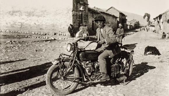 "Autorretrato en la moto de Mario Pérez Yáñez, primera moto en Cusco, 1934". Autorretrato del maestro Chambi sobre una motocicleta Indian. (Foto: colección Jan Mulder)