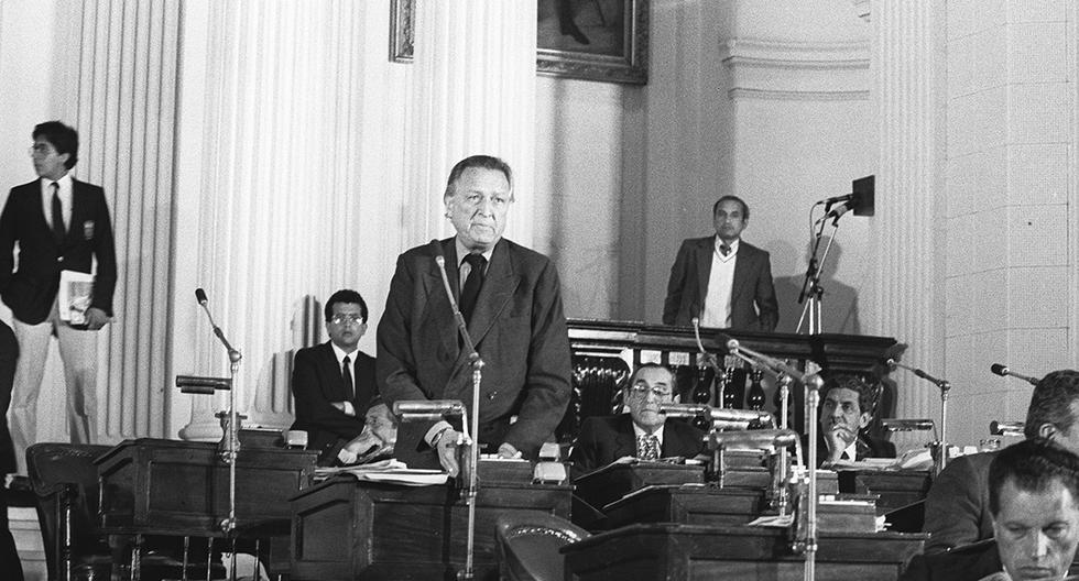 Lima, 21 de setiembre de 1987. El entonces senador Manuel Ulloa Elías durante una intervención en la llamada 'Cámara Alta'. En ese tiempo, Ulloa era parte de la oposición, pues gobernaba Alan García, del PAP. (Foto: GEC Archivo Histórico).