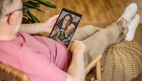 El estudio señala que existe una mayor apertura de los padres hacia la tecnología. (Foto: Getty Images)