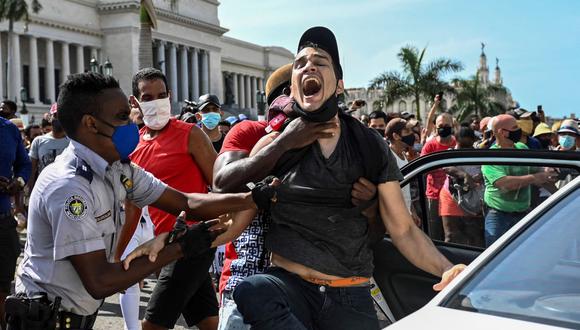 Rolando Remedios es arrestado durante una manifestación contra el gobierno del presidente de Cuba Miguel Díaz-Canel en La Habana, el 11 de julio de 2021. (Foto de YAMIL LAGE / AFP).