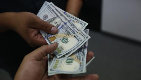 El "dólar blue" se negociaba en 145 pesos en el segmento marginal de Argentina este martes. (Foto: GEC)