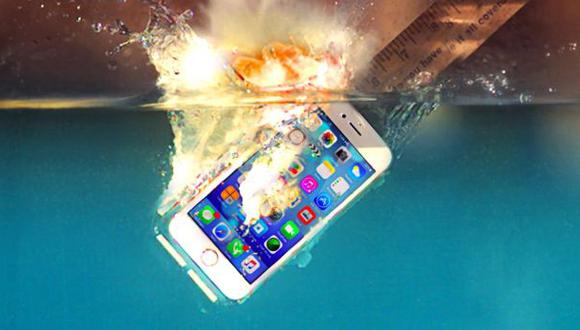 ¿Qué pasa si sumerges un iPhone con potasio en el agua? [VIDEO]