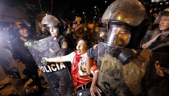 Policías detienen a una ciudadana que protesta contra el Gobierno de Dina Boluarte, en Lima, Perú, el 31 de enero de 2023. (Foto de Antonio Melgarejo / EFE)