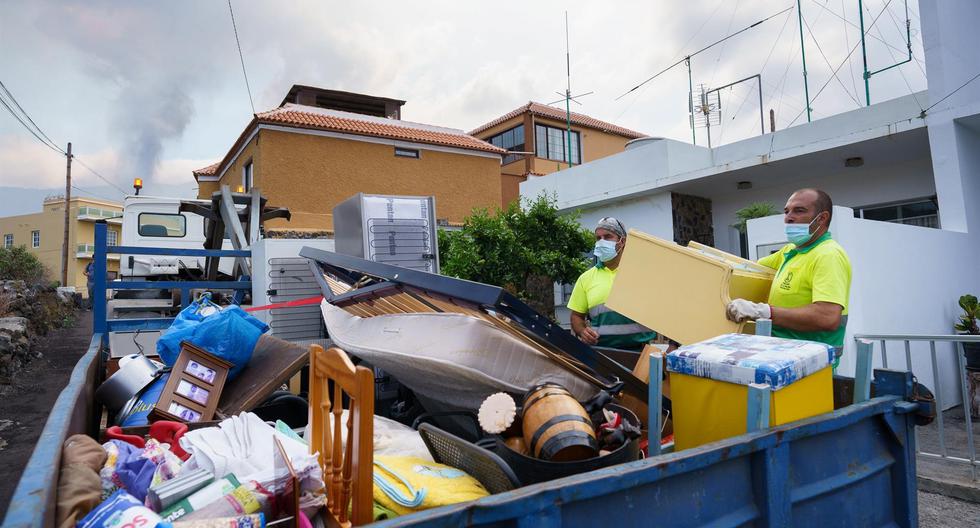 Una colada de lava provocada por la erupción que comenzó el 19 de septiembre en La Palma se desplaza por el bario de Todoque, en el municipio de Los Llanos de Ariadne, donde sus vecinos están siendo desalojados. (EFE/Ramón de la Rocha).