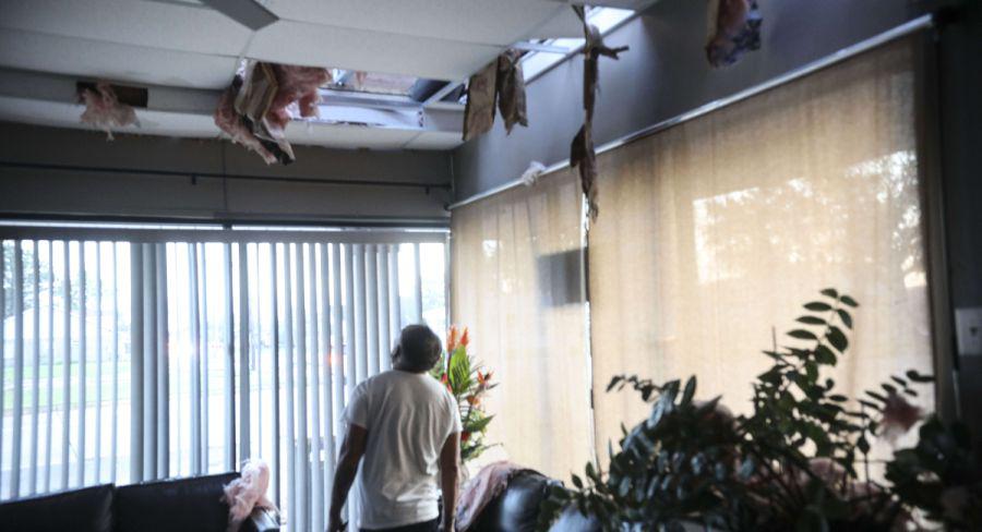 Tom Nguyn examina los daños en su salón de manicura después del huracán Zeta en Chalmette, Louisiana. Un récord de siete huracanes azotaron la costa del golfo en 2020 y provocaron una destrucción prolongada en el área. (Sandy Huffaker / Getty Images / AFP).