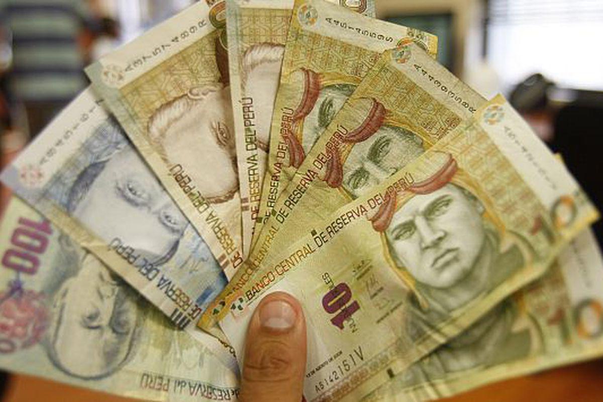 1. ¿CÓMO SABER SI RECIBIRÉ EL BONO? El Gobierno habilitará una página web donde solo tendrás que ingresar el número de tu DNI para verificar si formas parte de la relación de beneficiarios (Foto: Andina)