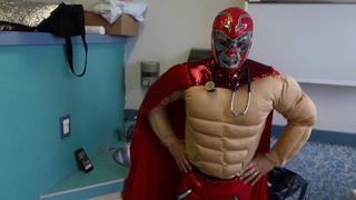 México: El pediatra superhéroe que trata a niños con cáncer