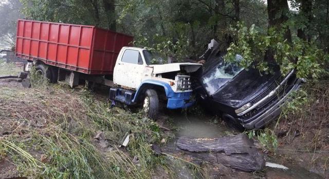 Un camión y un automóvil se encuentran en un arroyo después de que fueron arrastrados el día anterior en McEwen, Tennessee.  (Foto: AP / Mark Humphrey)