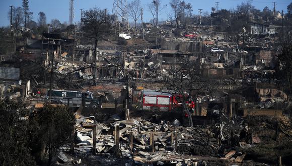 Se ve un camión de bomberos entre casas quemadas después de un incendio que afectó las colinas de Viña del Mar, Chile, el 3 de febrero de 2024. (Foto de Javier TORRES/AFP)