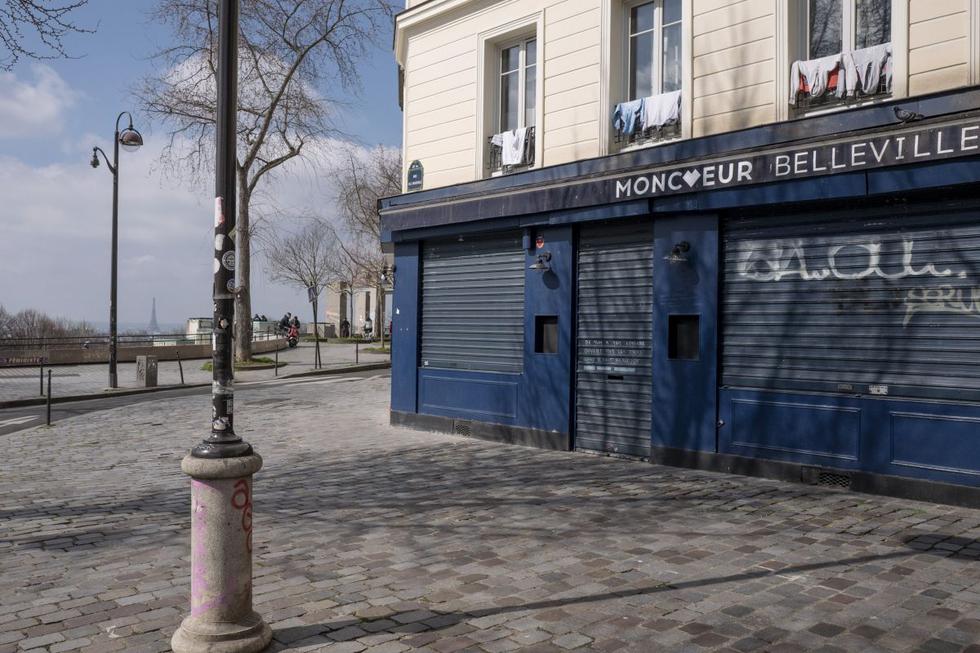 Un tercio de los ciudadanos de Francia comenzó este sábado un tercer confinamiento desde el inicio de la crisis del coronavirus, menos restrictivo que los anteriores, puesto que se limita al cierre de comercios no esenciales y permite salidas sin limitaciones a espacios exteriores. (Texto: EFE / Foto: AP).